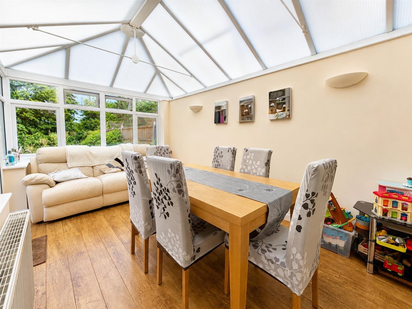 3 bed property in Foster Road, Bedford